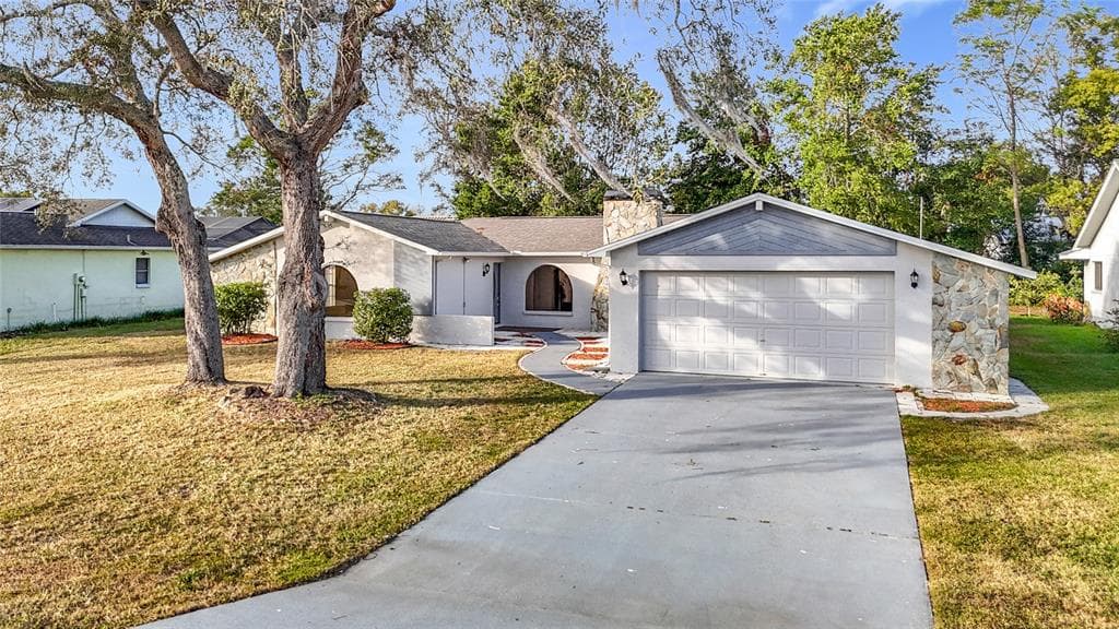 8139 WOODEN DRIVE SPRING HILL, FL 34606