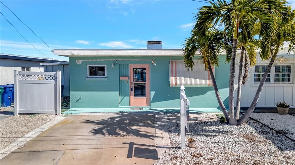 23 SEASIDE COURT HOLMES BEACH, FL 34217