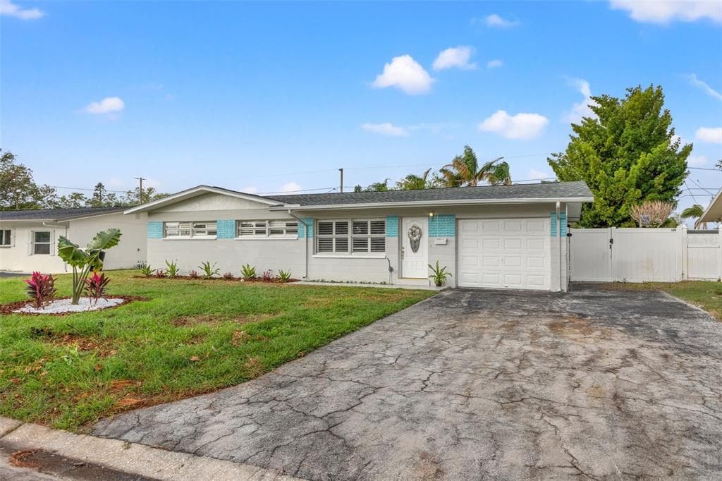 3611 SEAROBIN DR SE ST PETERSBURG, FL 33705