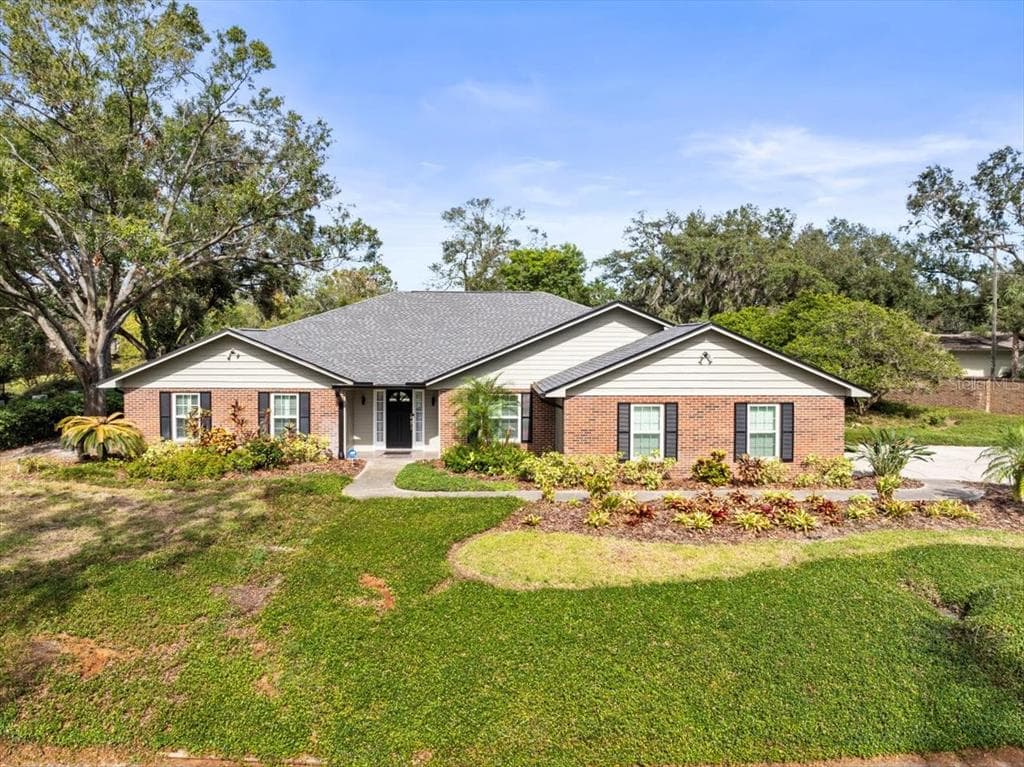 10111 LAKE COVE LANE TAMPA, FL 33618
