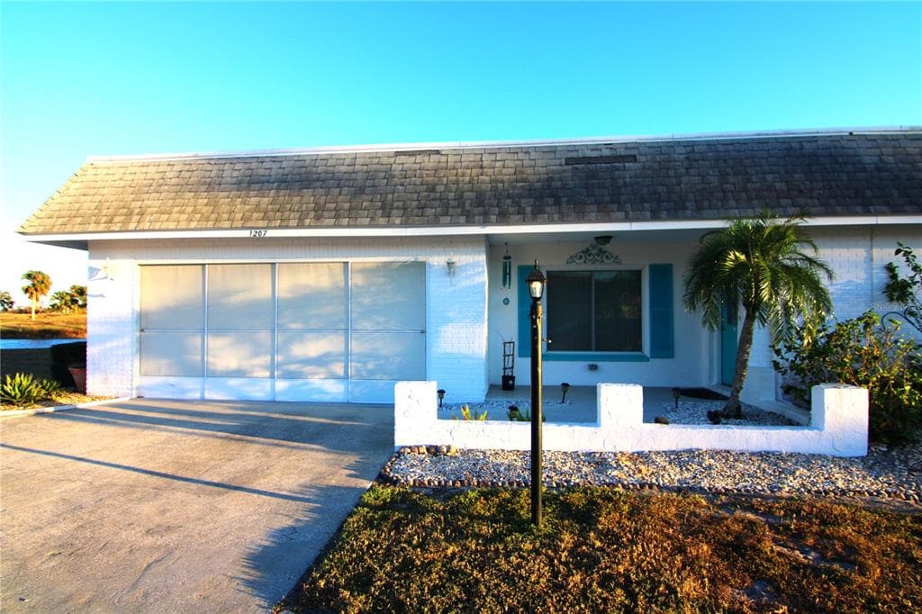 1207 LAKEHOUSE COURT UNIT 1207 SUN CITY CENTER, FL 33573