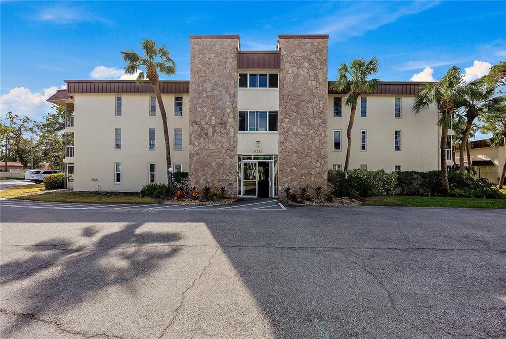 4925 38TH WAY S UNIT A104 ST PETERSBURG, FL 33711