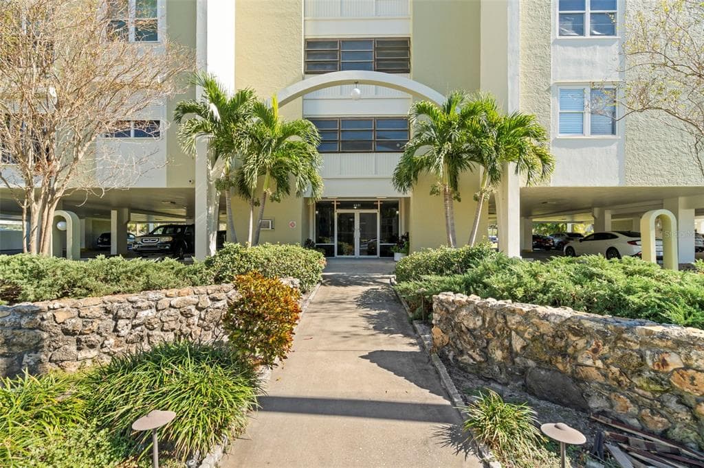 4681 1ST STREET NE UNIT 305 ST PETERSBURG, FL 33703