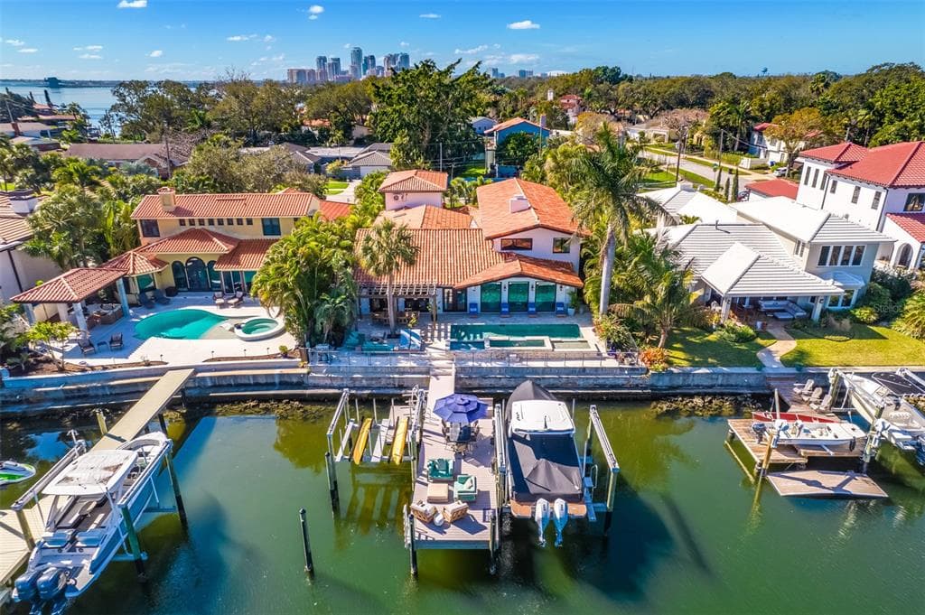 747 BRIGHTWATERS BOULEVARD NE ST PETERSBURG, FL 33704