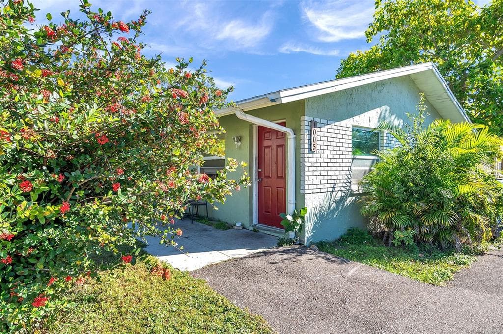 1005 LAKE PALMS DRIVE LARGO, FL 33771