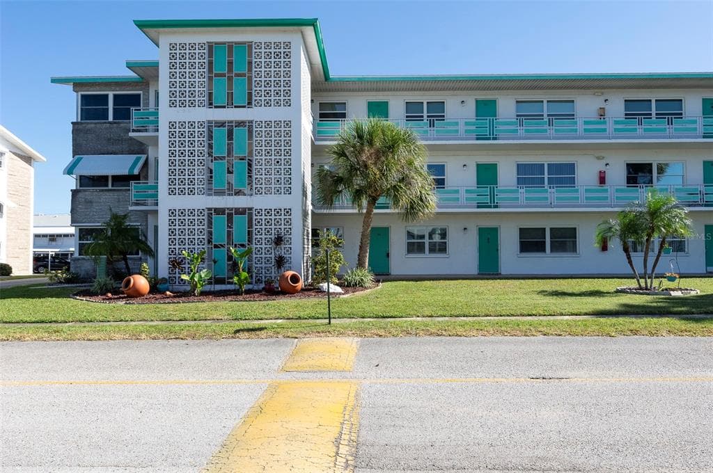 1900 59TH AVENUE N UNIT 102 ST PETERSBURG, FL 33714