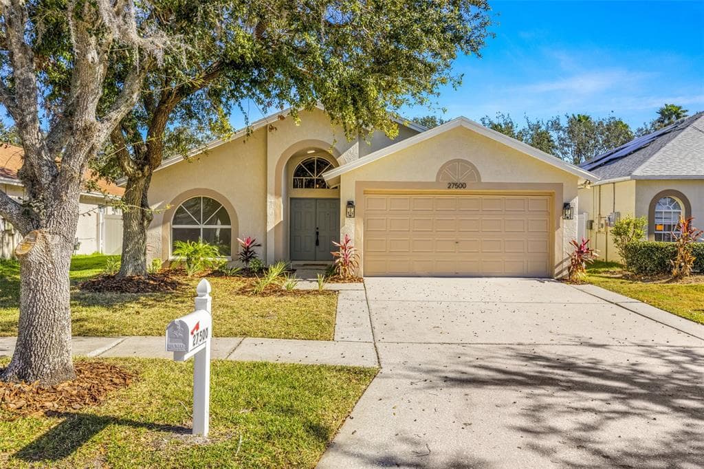 27500 SKY LAKE CIRCLE WESLEY CHAPEL, FL 33544