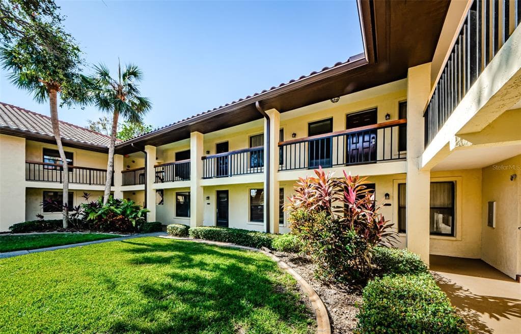 2112 HAMMOCK PINE BOULEVARD UNIT 2112 CLEARWATER, FL 33761