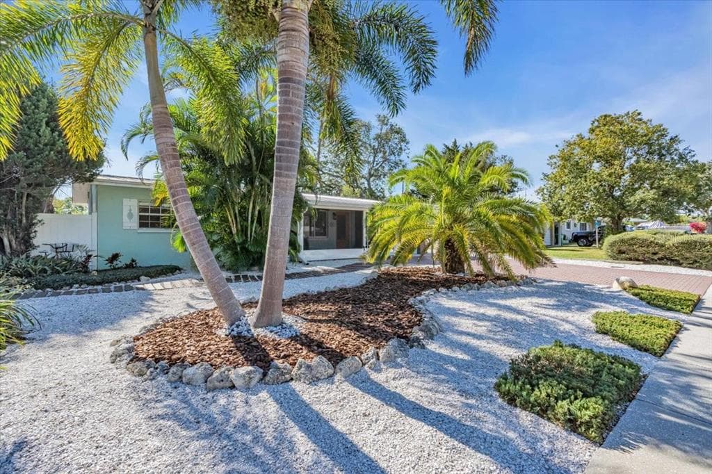10216 63RD AVENUE SEMINOLE, FL 33772