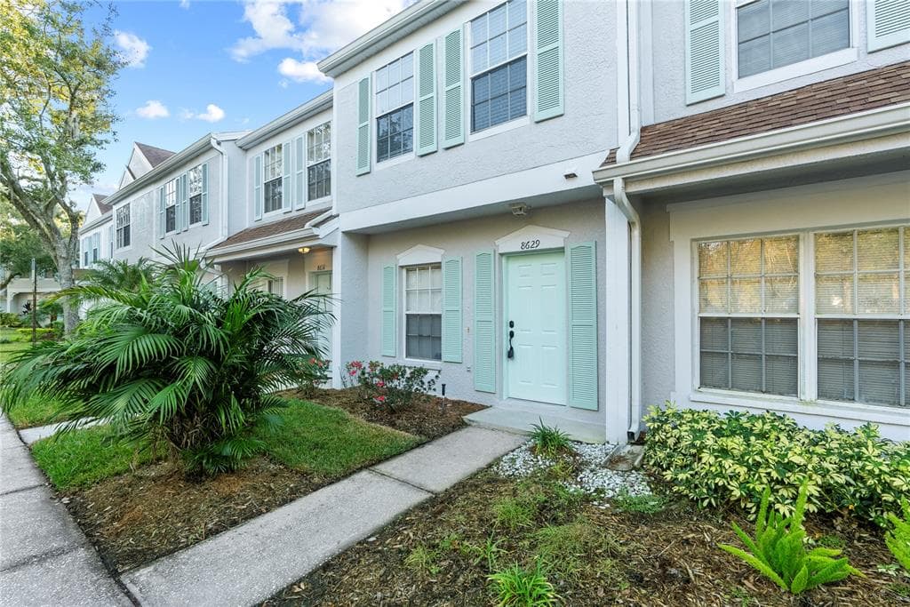 8629 HUNTERS KEY CIRCLE TAMPA, FL 33647