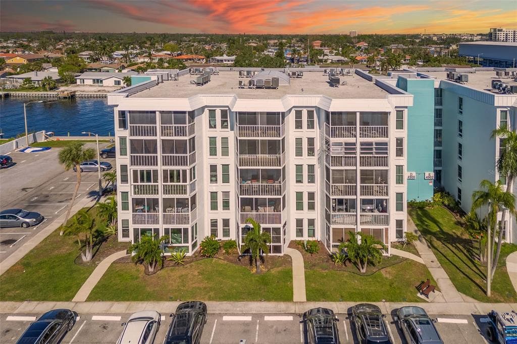 4900 38TH WAY S UNIT 305 ST PETERSBURG, FL 33711