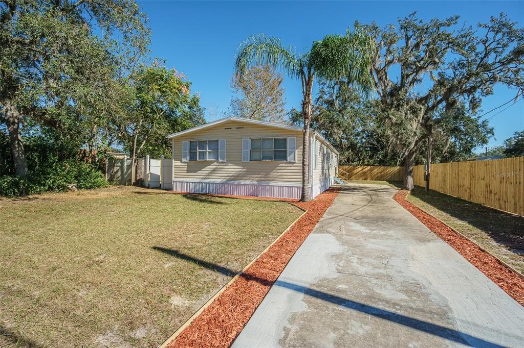 9532 LAKE DRIVE NEW PORT RICHEY, FL 34654