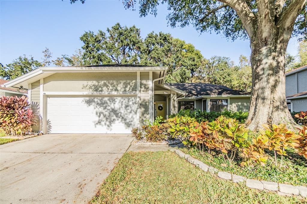 14631 VILLAGE GLEN CIRCLE TAMPA, FL 33618
