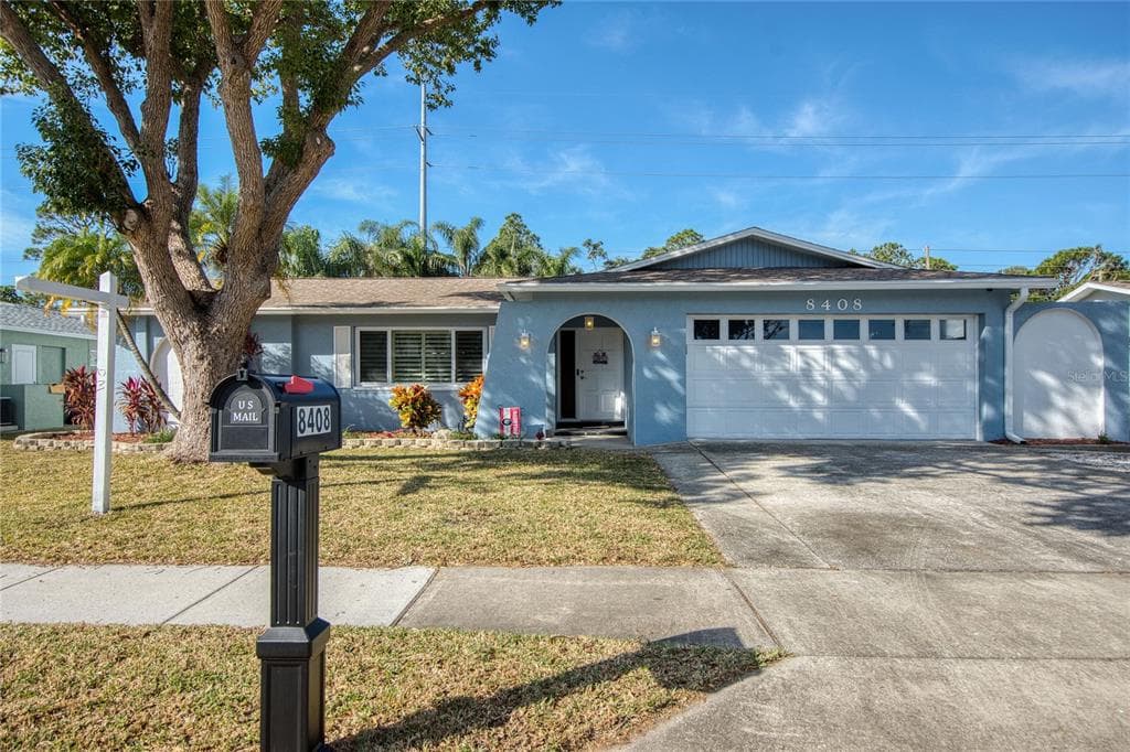8408 MONARCH CIRCLE SEMINOLE, FL 33772