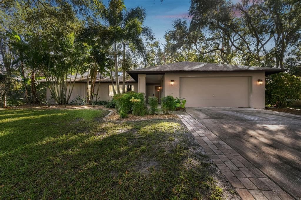 815 VILLAGE WAY PALM HARBOR, FL 34683