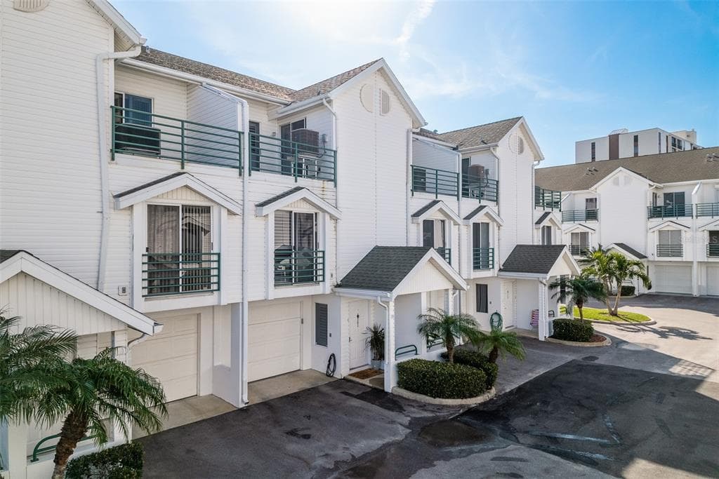 320 ISLAND WAY UNIT 303 CLEARWATER BEACH, FL 33767