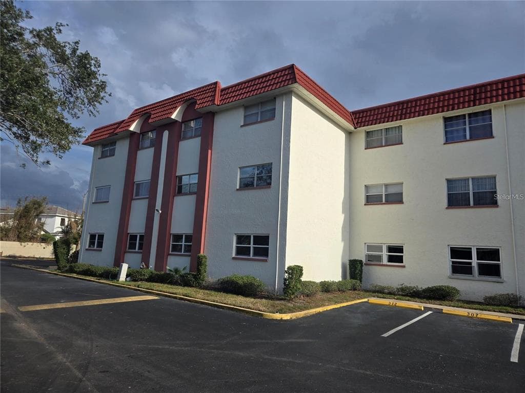 1860 MASSACHUSETTS AVENUE NE UNIT 124 ST PETERSBURG, FL 33703
