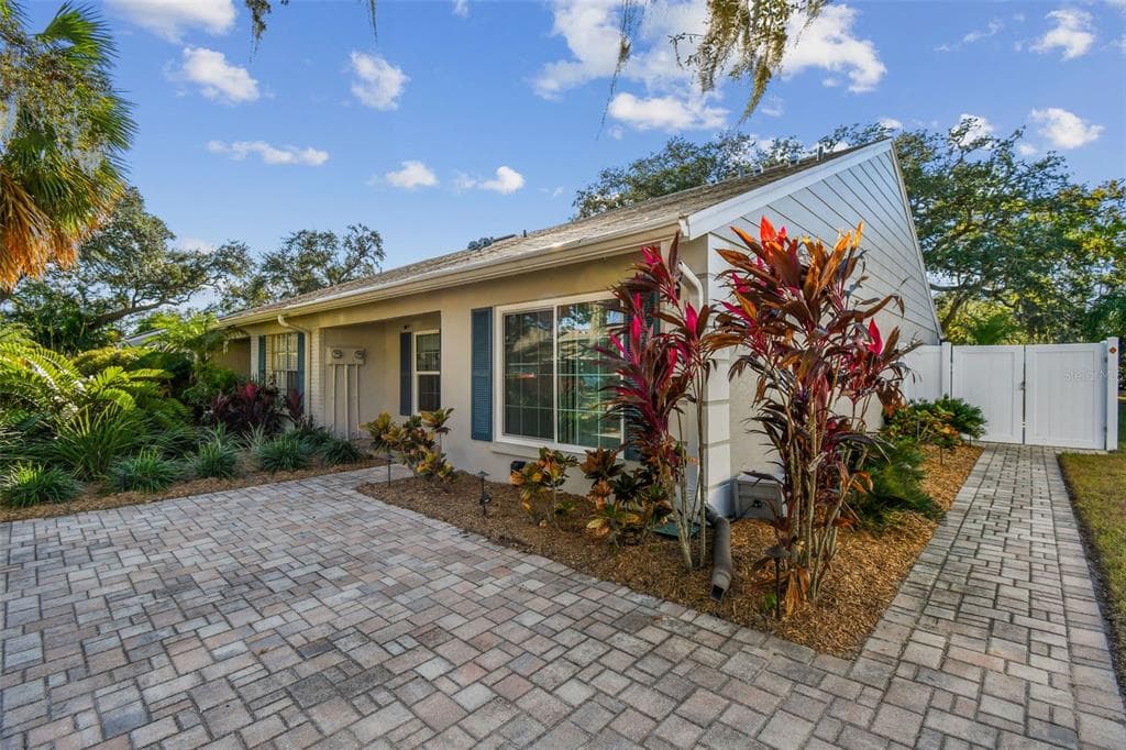 1141 DOVER COURT SAFETY HARBOR, FL 34695