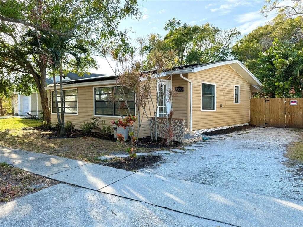 5530 CRISSMAN DRIVE N ST PETERSBURG, FL 33714