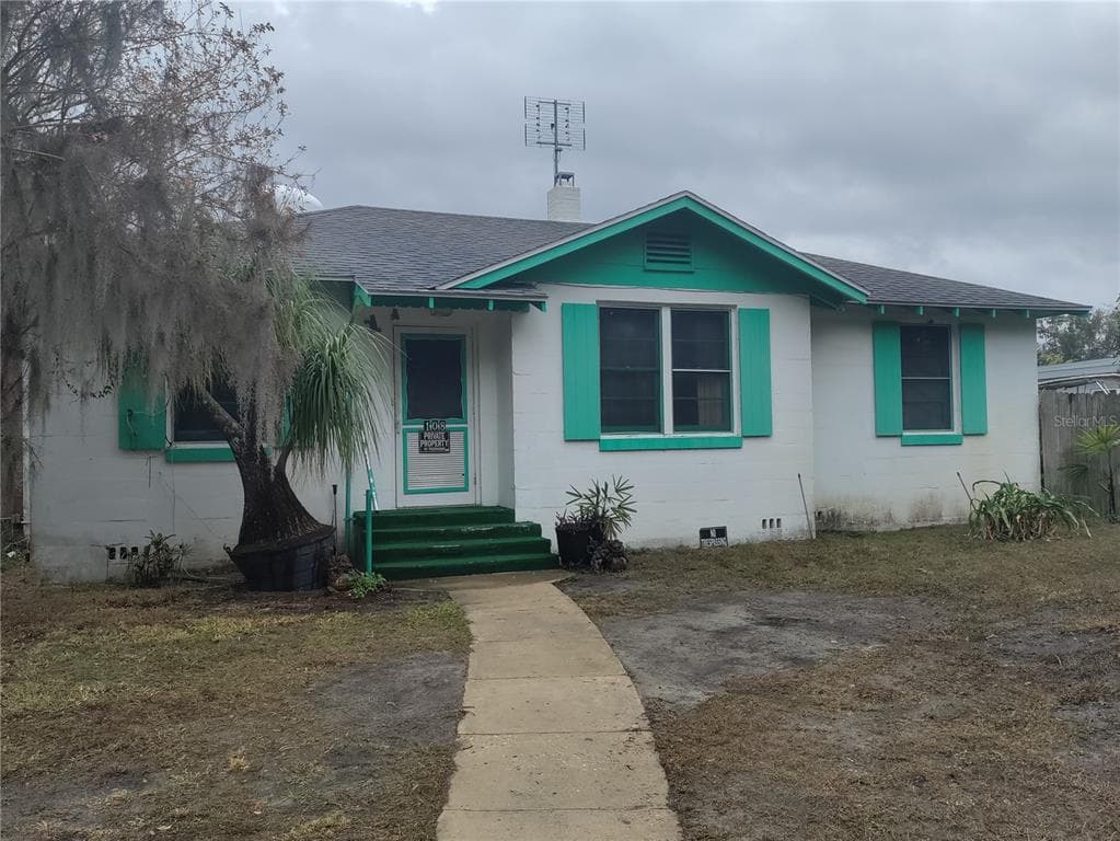 108 N OAKLAND STREET LEESBURG, FL 34748