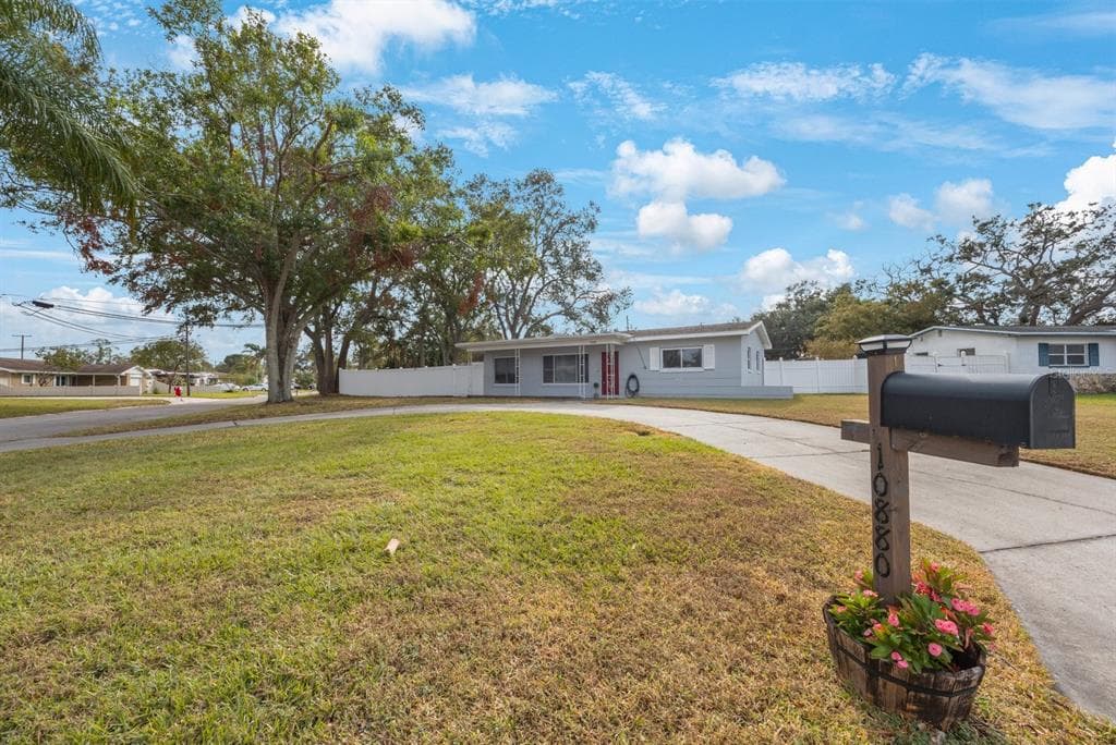 10880 VILLAGE GREEN AVENUE SEMINOLE, FL 33772