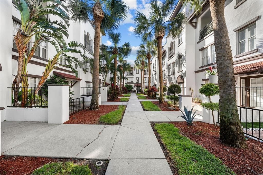 613 CASABELLA CIRCLE TAMPA, FL 33609