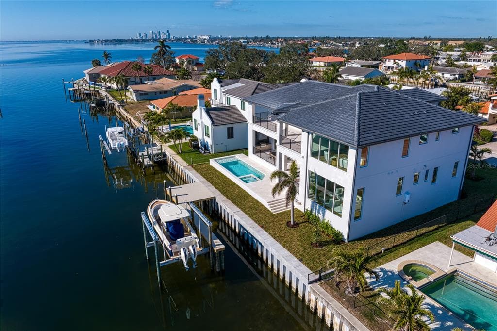 1940 HAWAII AVENUE NE ST PETERSBURG, FL 33703
