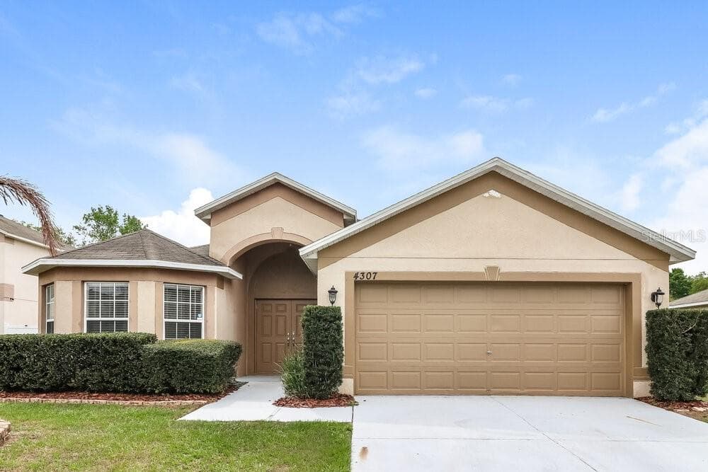 4307 REYNOLDS OAKS PLACE PLANT CITY, FL 33563