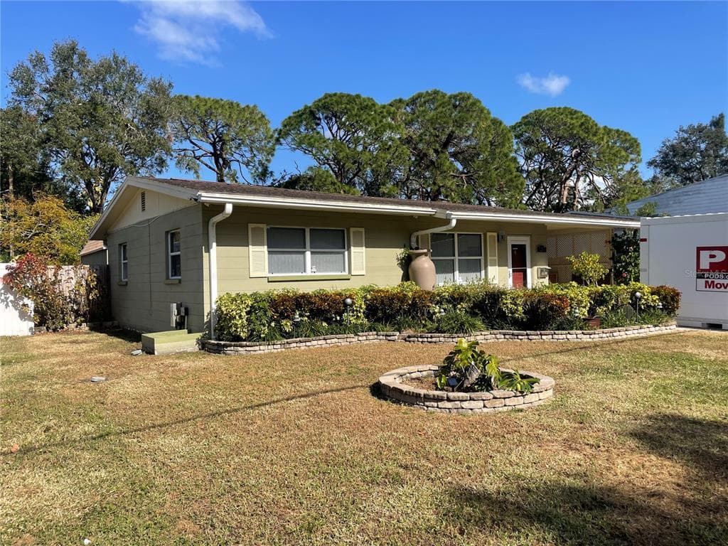 137 SW LINCOLN CIRCLE N ST PETERSBURG, FL 33703