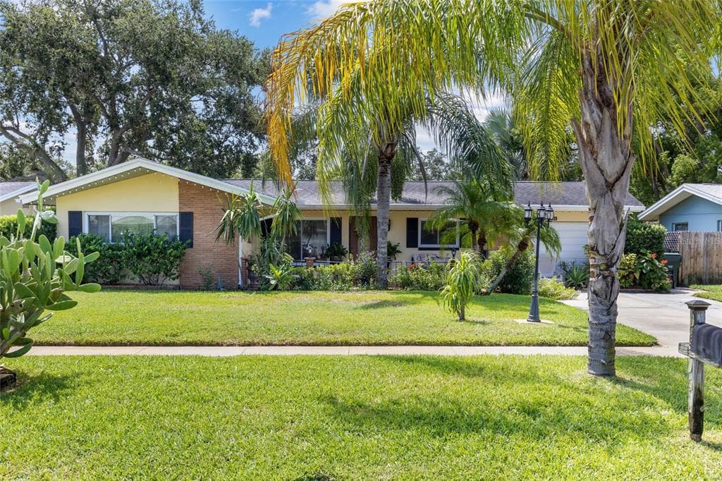 1625 LEISURE DRIVE CLEARWATER, FL 33756