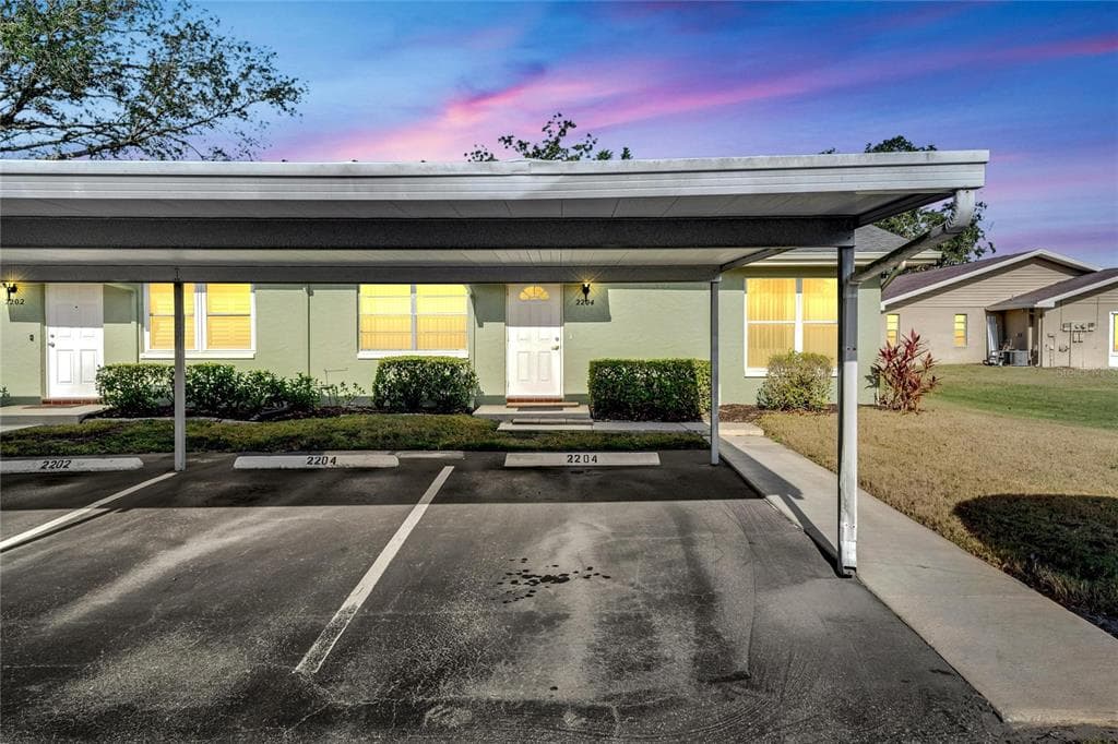 2204 GRENADIER DRIVE SUN CITY CENTER, FL 33573