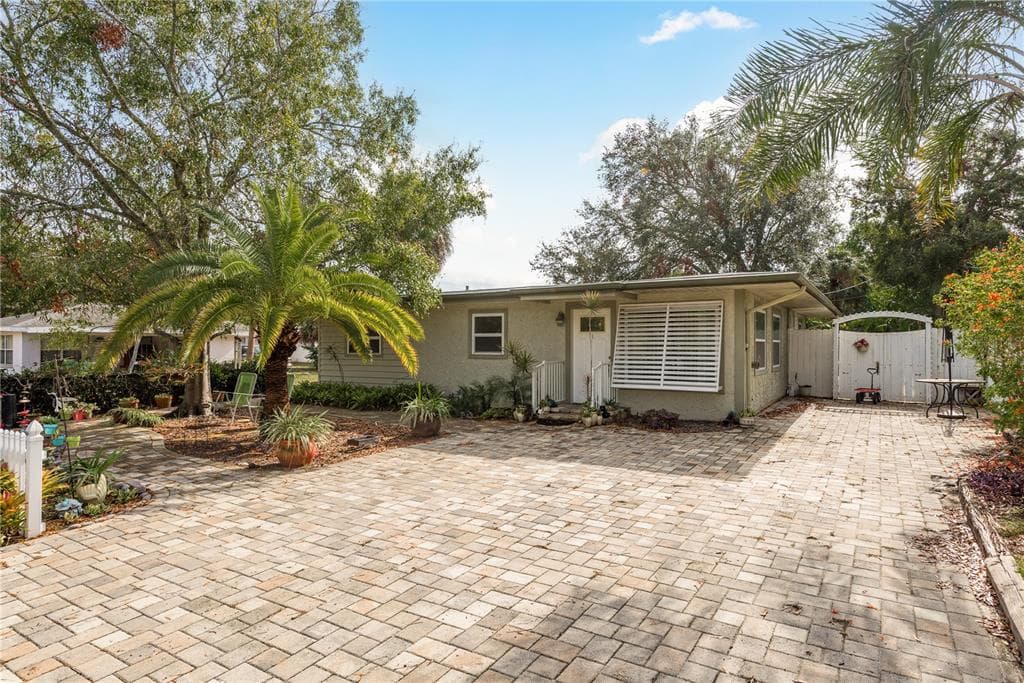 628 PINE STREET TARPON SPRINGS, FL 34689