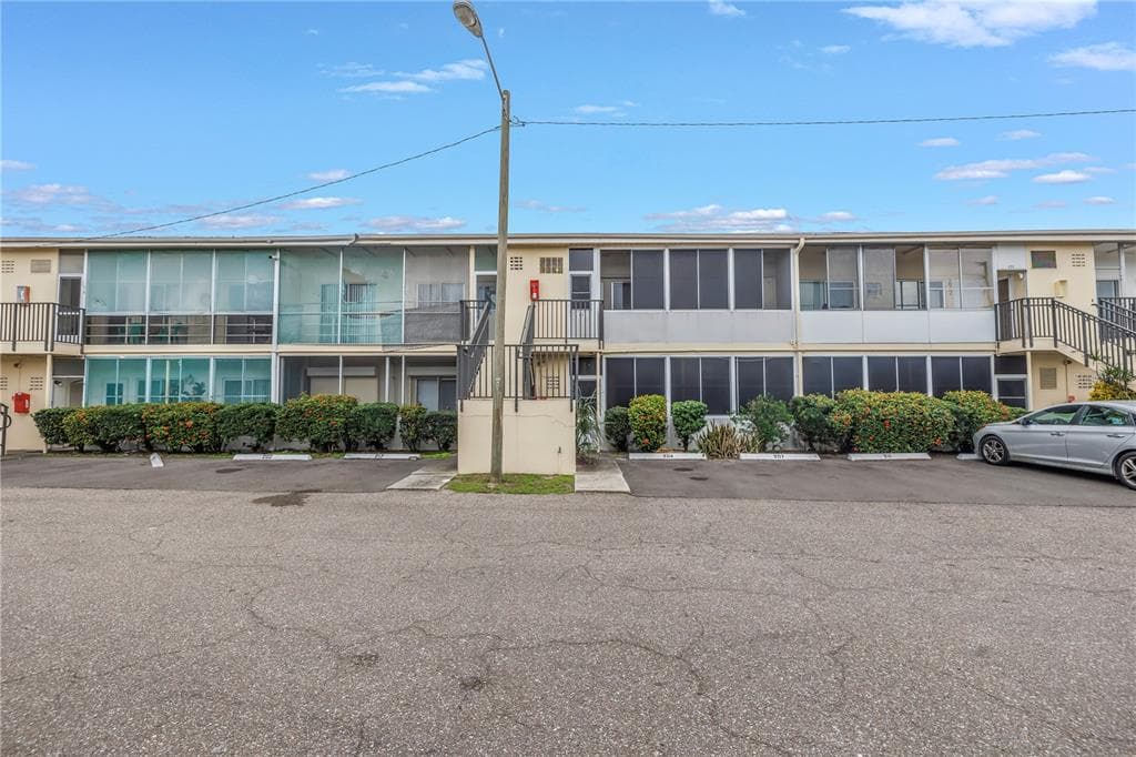 5372 4TH STREET N UNIT 220 ST PETERSBURG, FL 33703