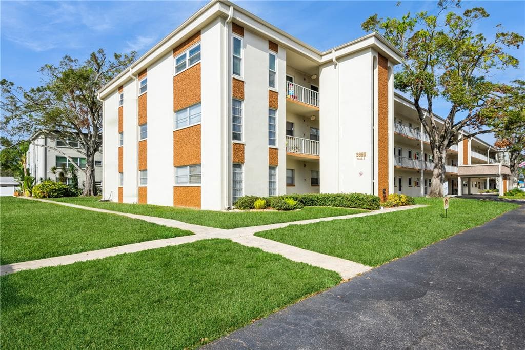 5880 38TH AVENUE N UNIT 310 ST PETERSBURG, FL 33710