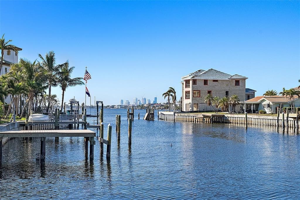 1929 ILLINOIS AVE NE ST PETERSBURG, FL 33703