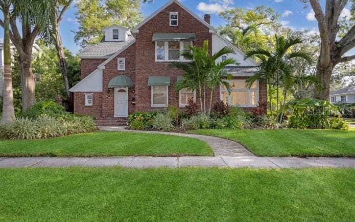 555 18TH AVENUE NE ST PETERSBURG, FL 33704