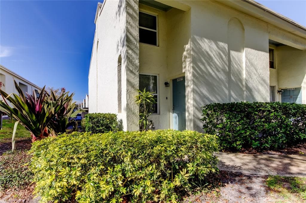 4527 W LA VILLA LANE TAMPA, FL 33611