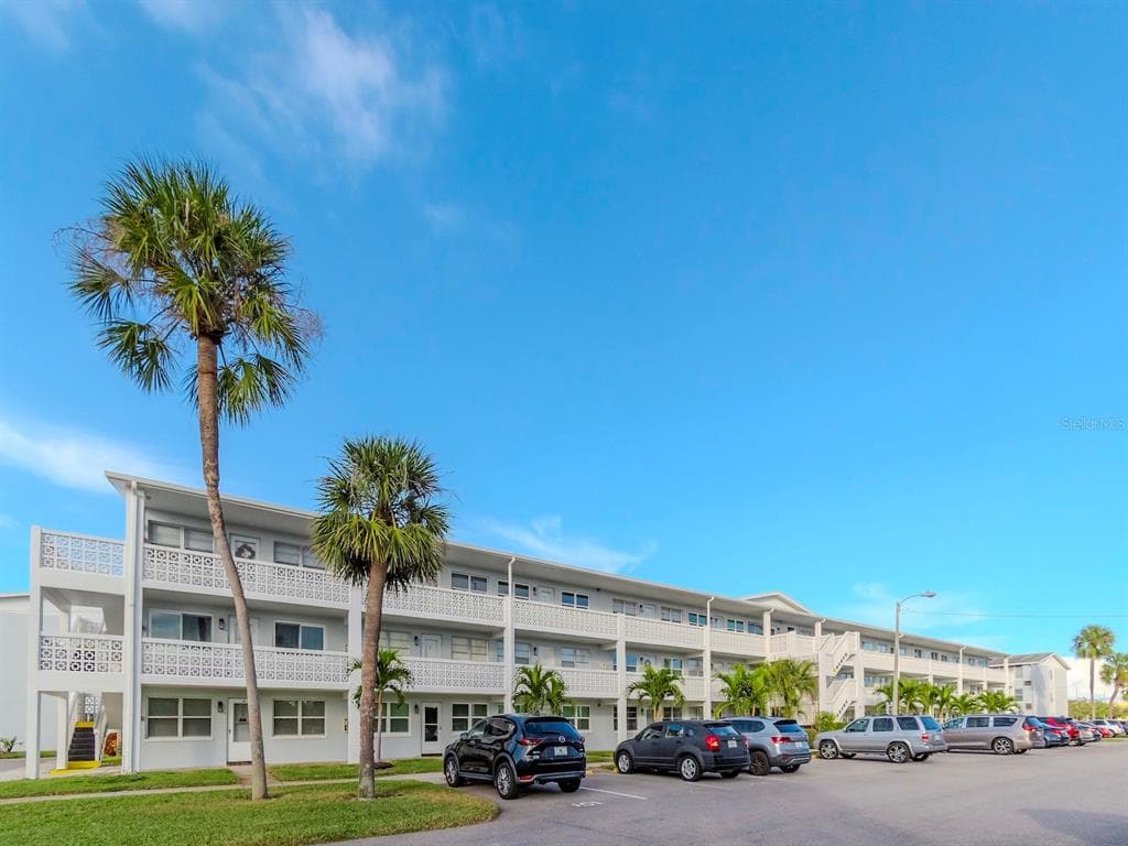 1001 77TH AVENUE N UNIT 104 ST PETERSBURG, FL 33702