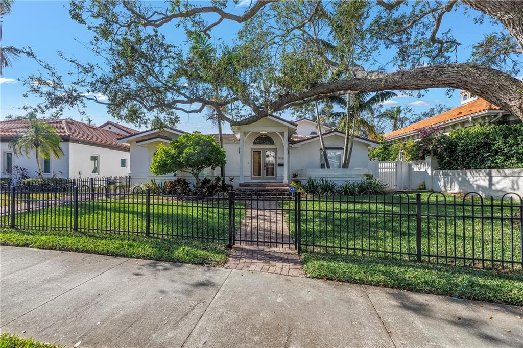 910 BRIGHTWATERS BOULEVARD NE ST PETERSBURG, FL 33704
