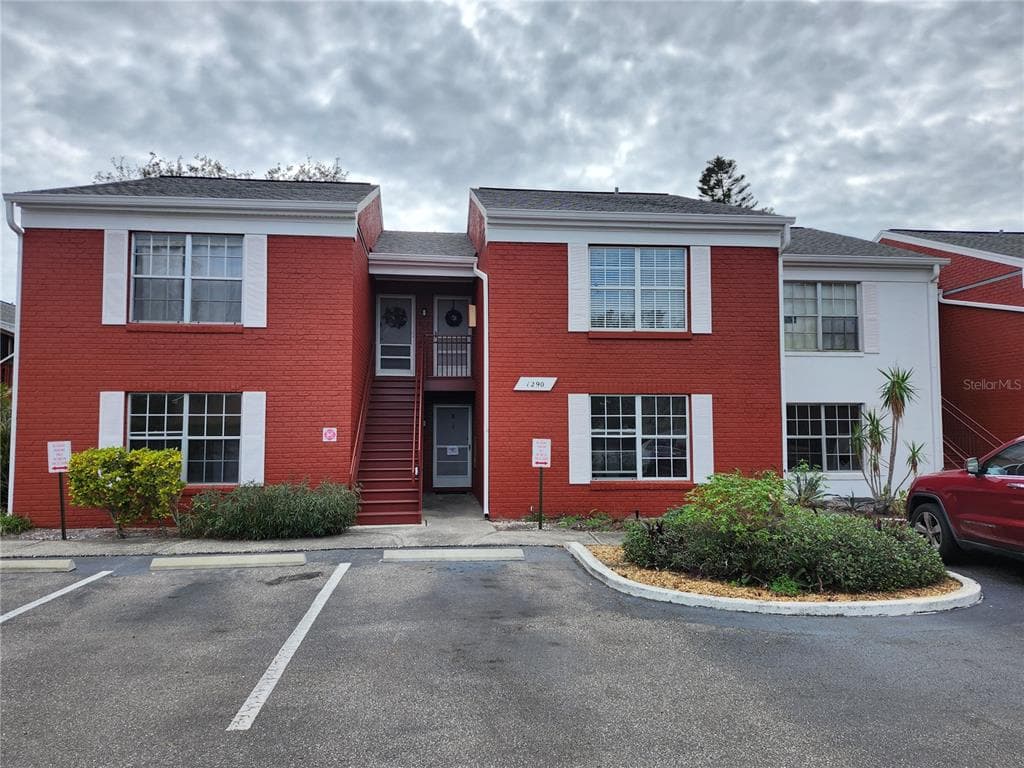1290 83RD AVENUE N UNIT B ST PETERSBURG, FL 33702
