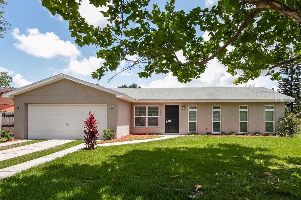 692 FLORAL DRIVE KISSIMMEE, FL 34743