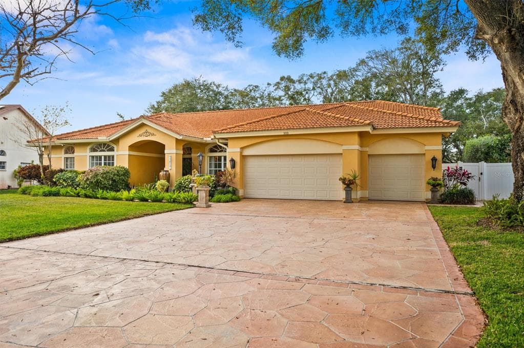 800 WEATHERSFIELD DRIVE
