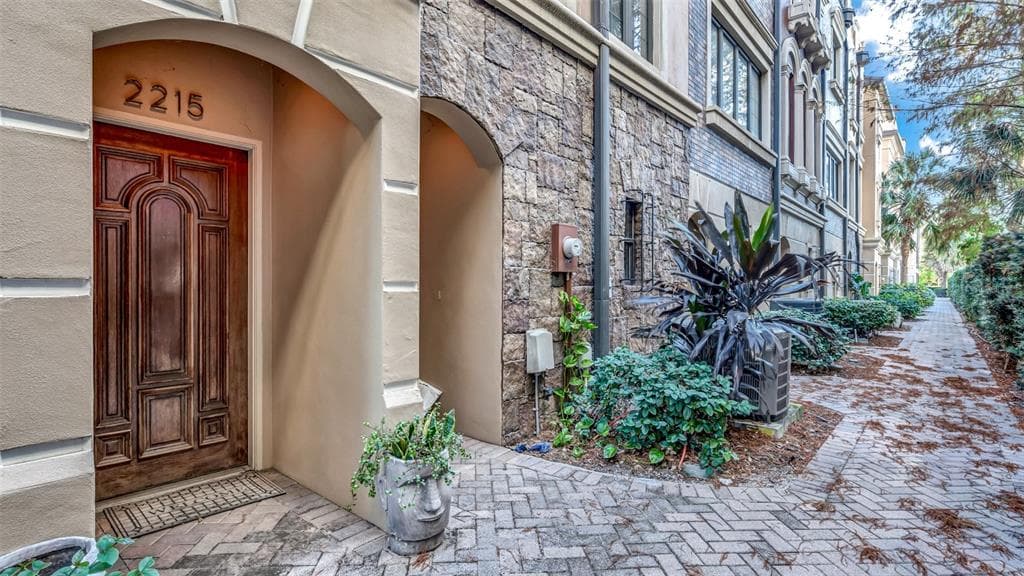 2215 SOHO BAY COURT TAMPA, FL 33606