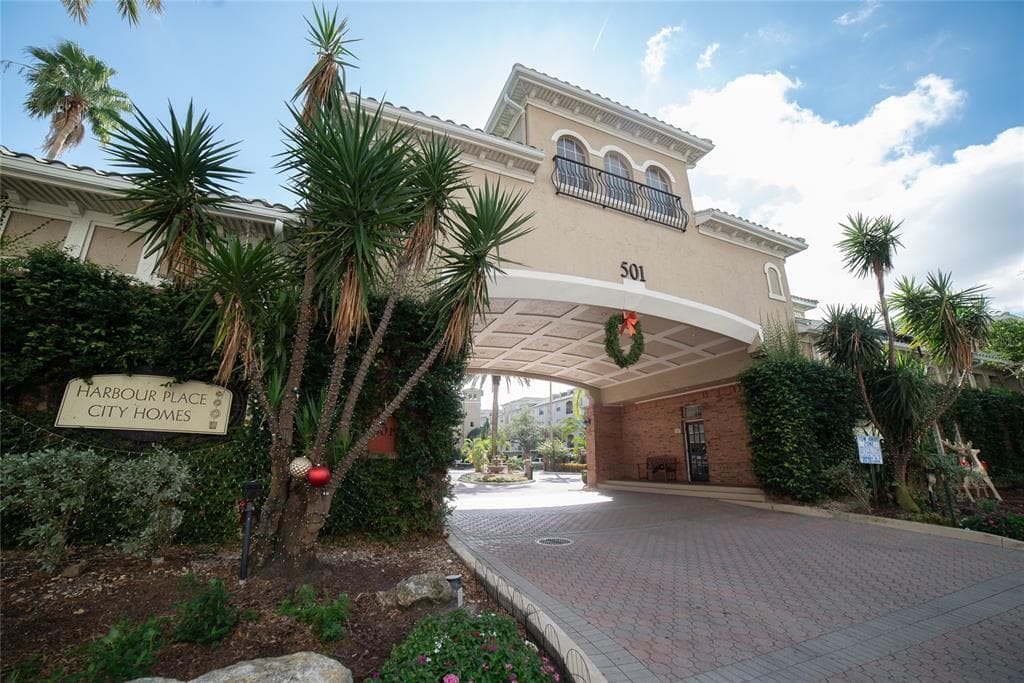 501 KNIGHTS RUN AVENUE UNIT 1326 TAMPA, FL 33602
