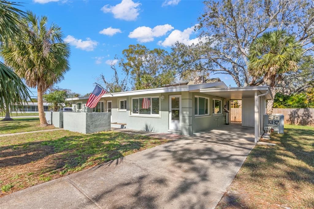 695 SUNSET DRIVE TARPON SPRINGS, FL 34689