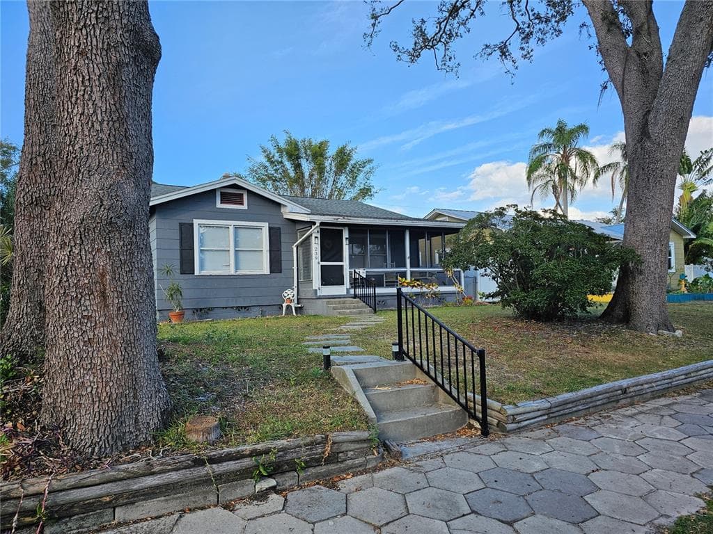 239 17TH AVENUE N ST PETERSBURG, FL 33704