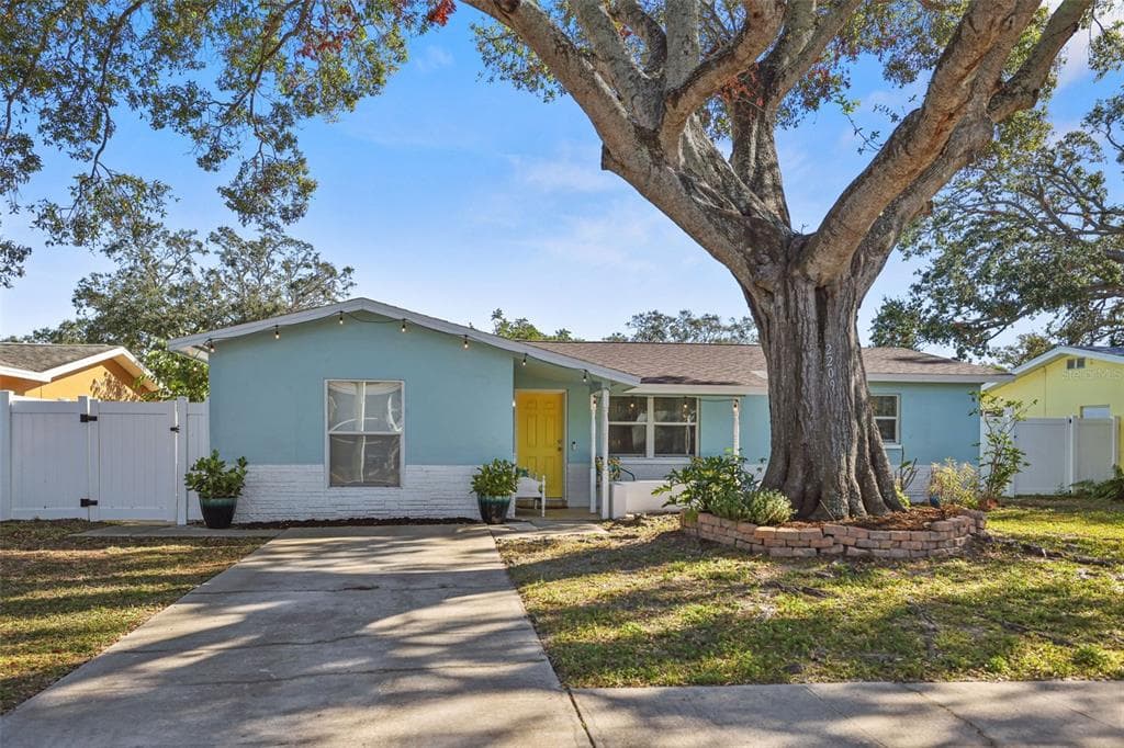 2209 GLADYS STREET LARGO, FL 33774