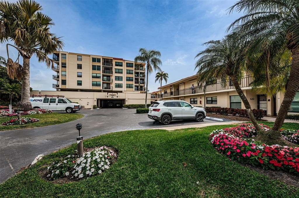 6180 SUN BOULEVARD UNIT 302 ST PETERSBURG, FL 33715