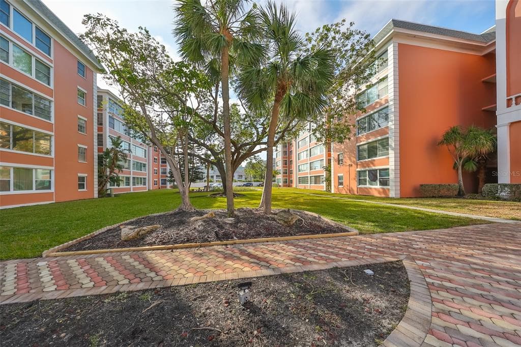 6960 20TH AVENUE N UNIT 306 ST PETERSBURG, FL 33710