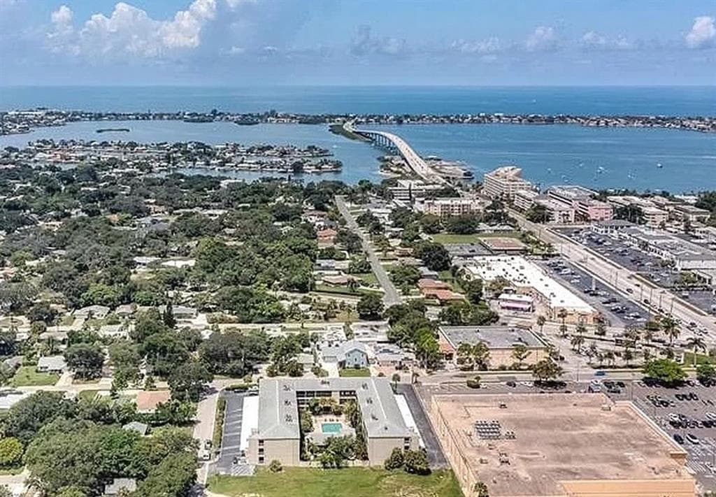 215 VALENCIA BOULEVARD UNIT 105 BELLEAIR BLUFFS, FL 33770